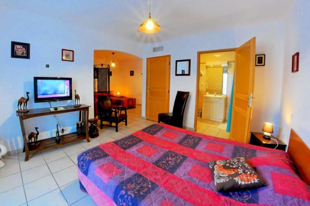 Logis Hotel L'Oliveraie Коняк Екстериор снимка